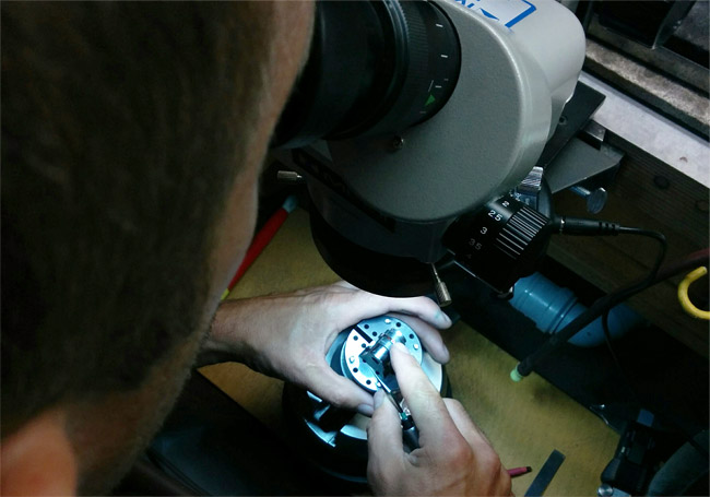 zlatarstvo koman vdelava kamnov pod mikroskopom nakit