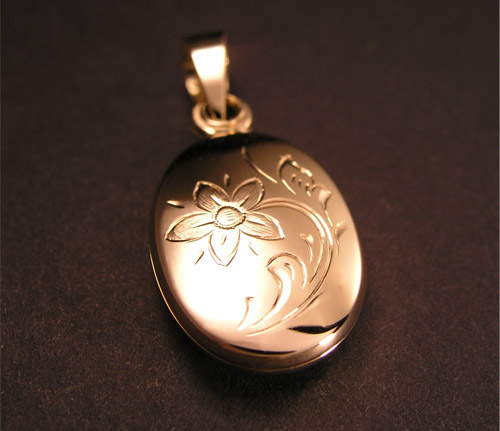 zlati medaljon kot obesek, gravura z rožo