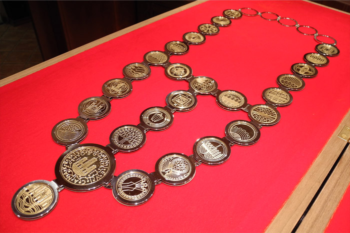 28 medaljonov verige simbolizira 28 okoliških krajev.