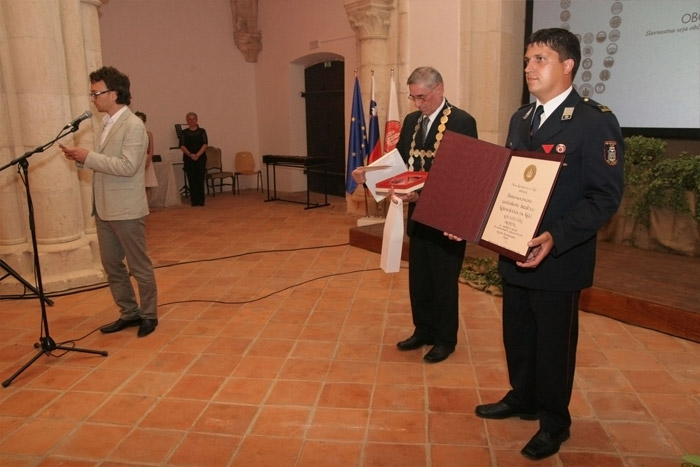 Župan Kostanjevice na Krki nosi župansko verigo ob podelitvi Kostanjeviškega srebrnika.