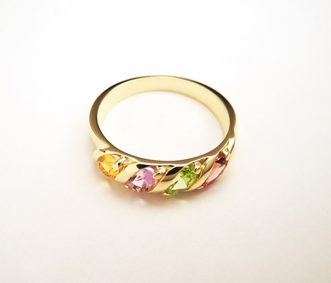 materinski prstan z različnimi kamni