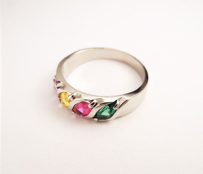 prstan materinski v belem zlatu različni kamni