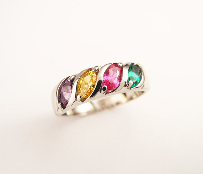 prstan materinski v belem zlatu rdeč kamen