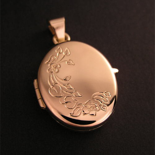 zlati medaljon kot obesek,  rožnat motiv