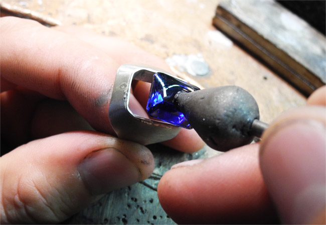 izdelava moškega pečatnega prstana, fasanje kamna