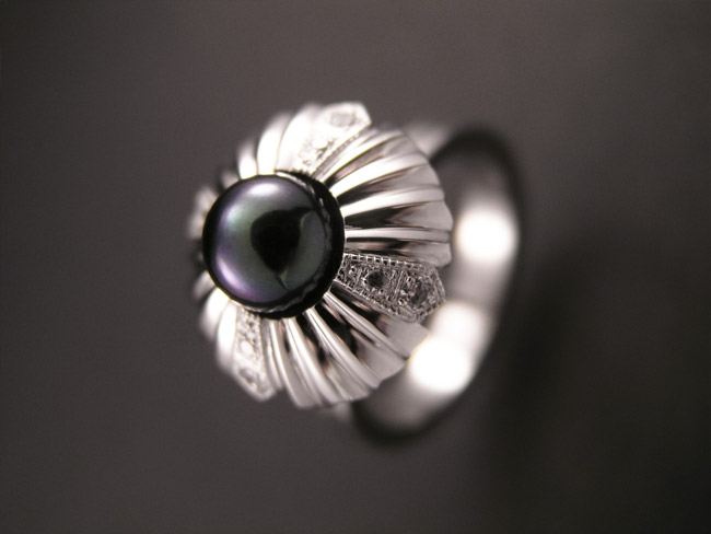 prstan s črno perlo nenavadnih oblik