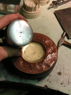 Pokrov se v mehkem vosku oblikuje po obliki orodja